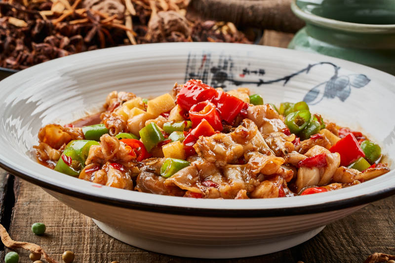 陳舊木板上的圓瓷盆裝的香水牛蛙