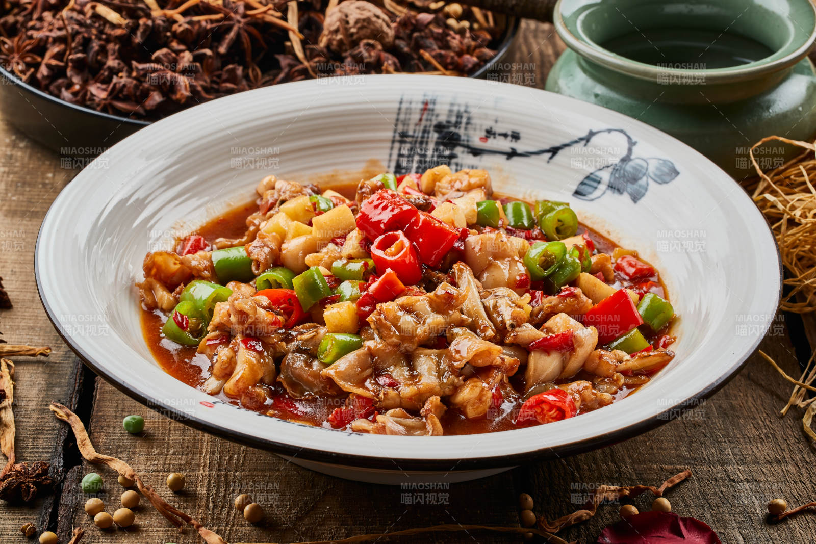 陳舊木板上的圓瓷盆裝的香水牛蛙