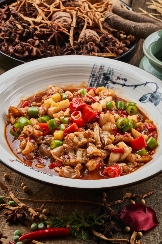 陳舊木板上的圓瓷盆裝的香水牛蛙