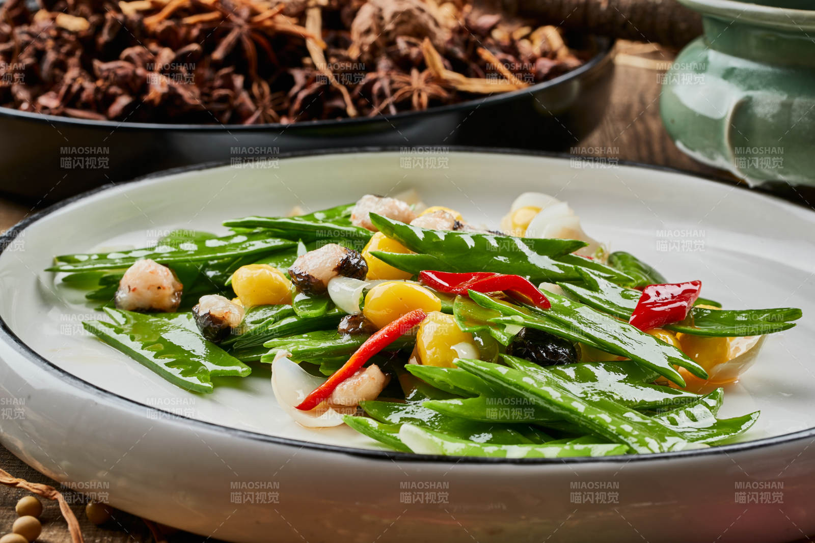 白色瓷盘装的百合银杏小炒荷兰豆