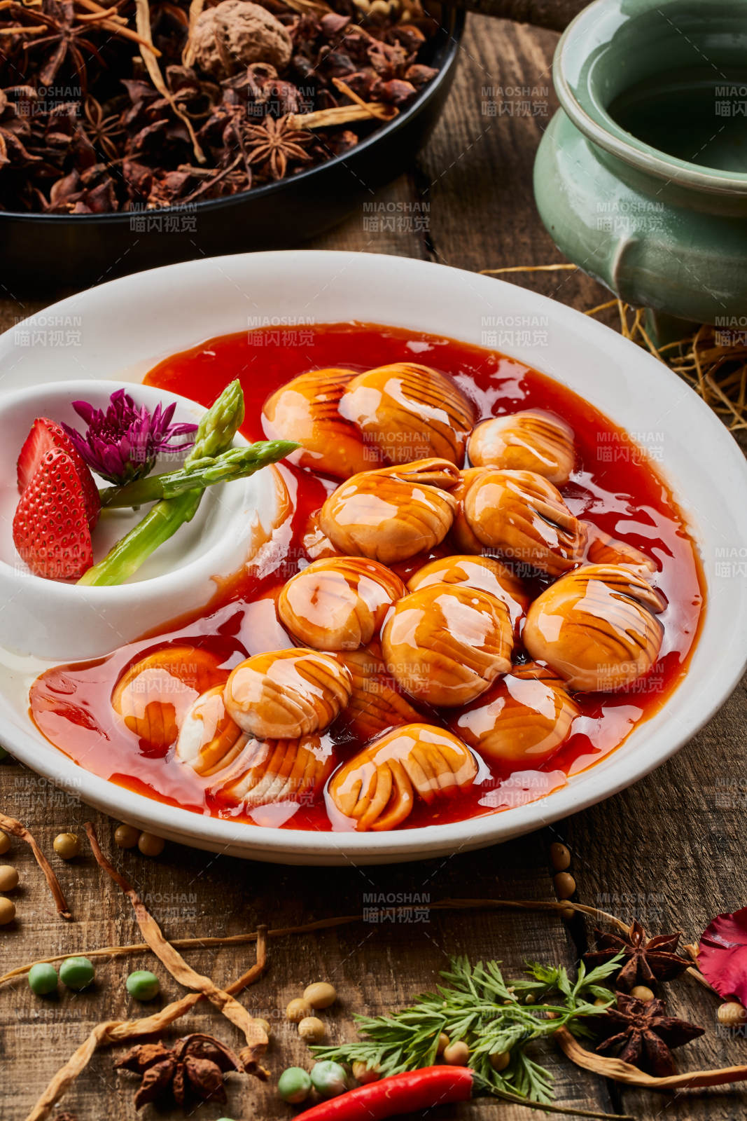 陳舊木板上的圓瓷盤裝的濃湯燒口蘑