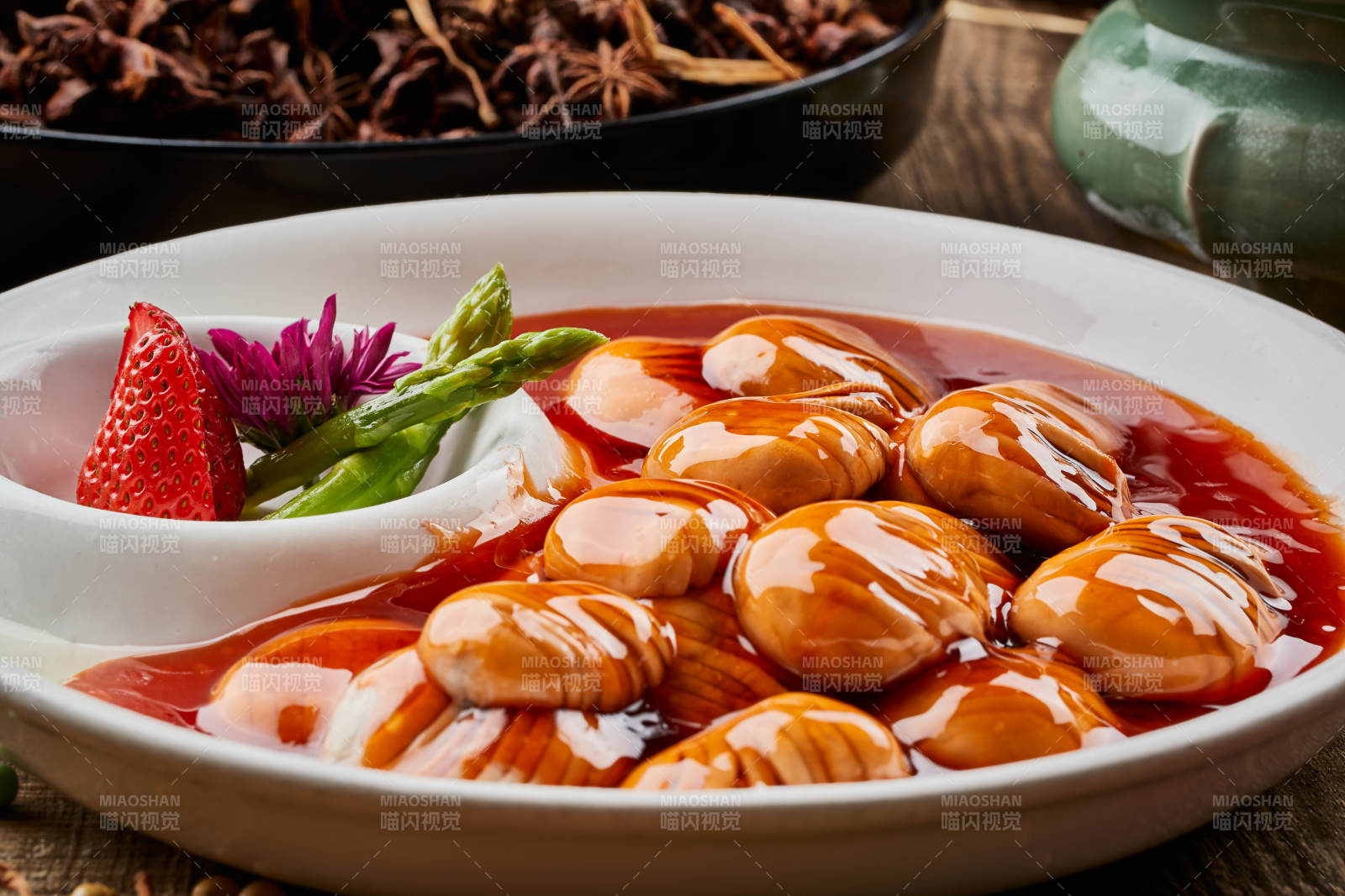 陳舊木板上的圓瓷盤裝的濃湯燒口蘑