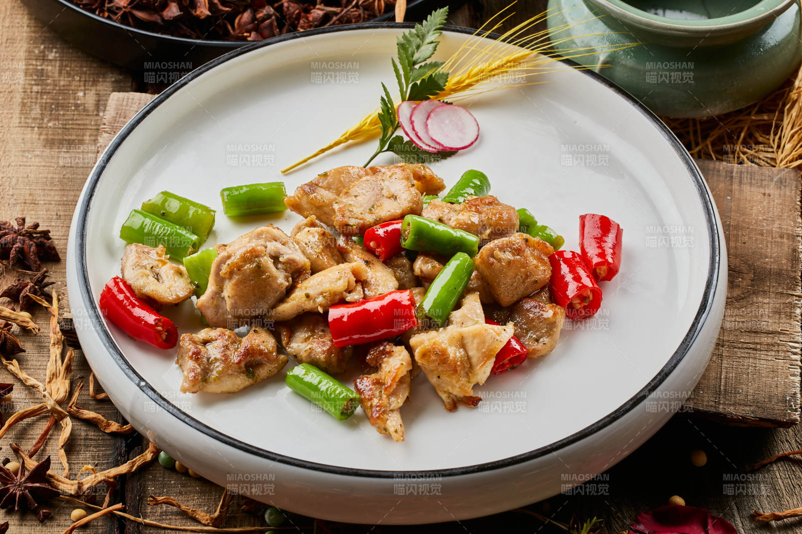 陈旧木板上的白色圆瓷盘装的杭椒鸡排