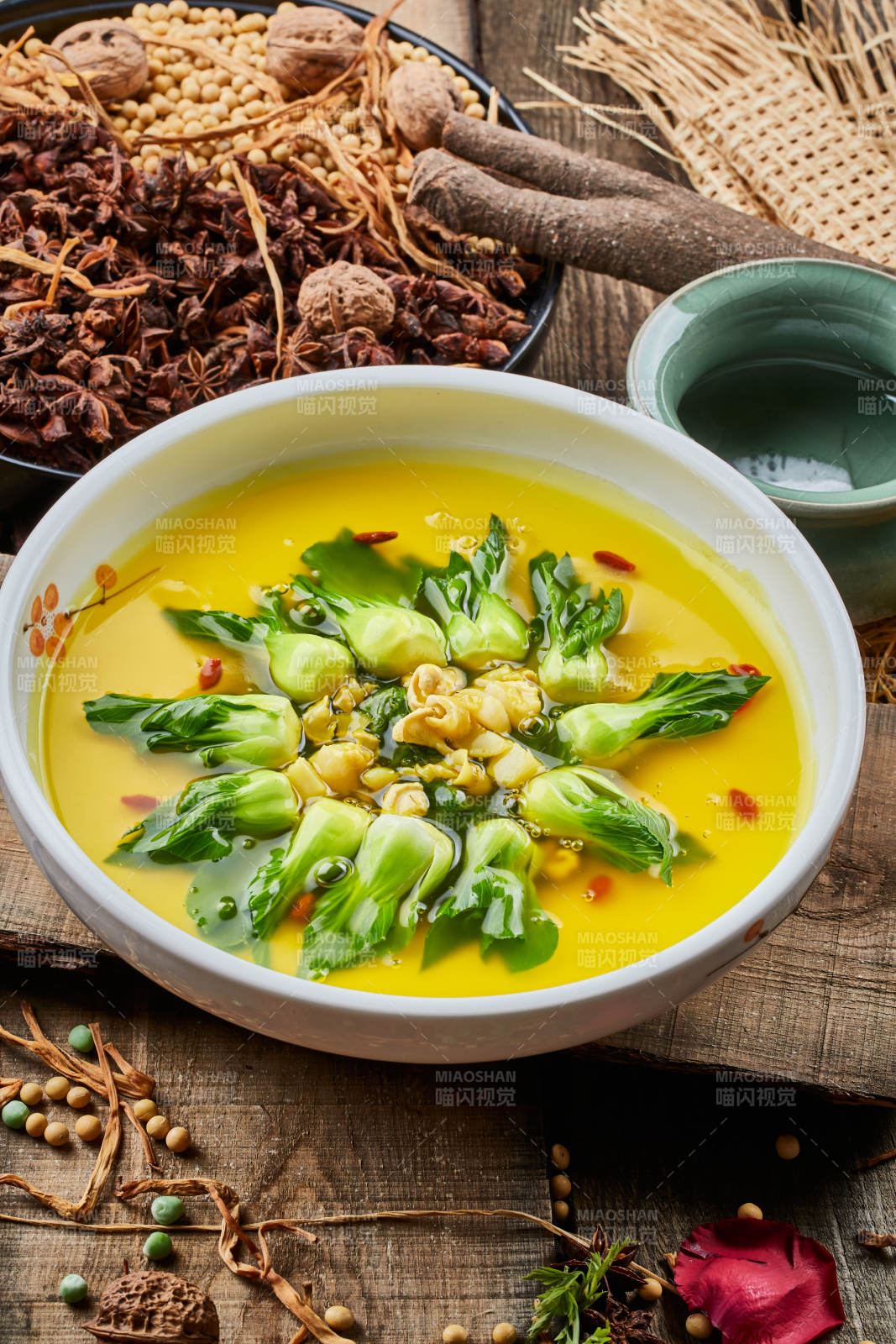 陈旧木板上的白瓷圆盘装的浓汤油菜烧菇片