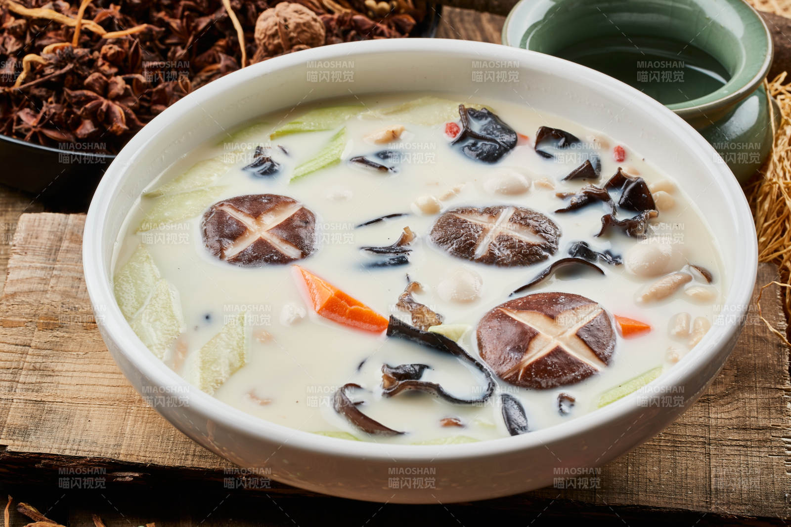 白色圆瓷汤盆装的什锦养生素浓汤-摄影图
