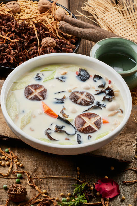 白色圆瓷汤盆装的什锦养生素浓汤-摄影图