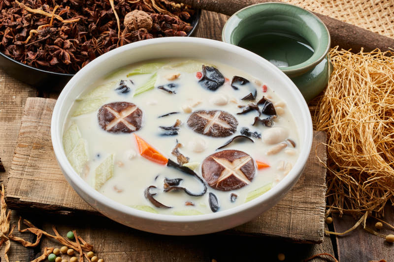 白色圆瓷汤盆装的什锦养生素浓汤-摄影图