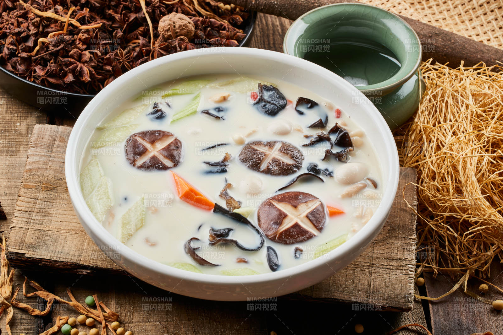 白色圆瓷汤盆装的什锦养生素浓汤-摄影图