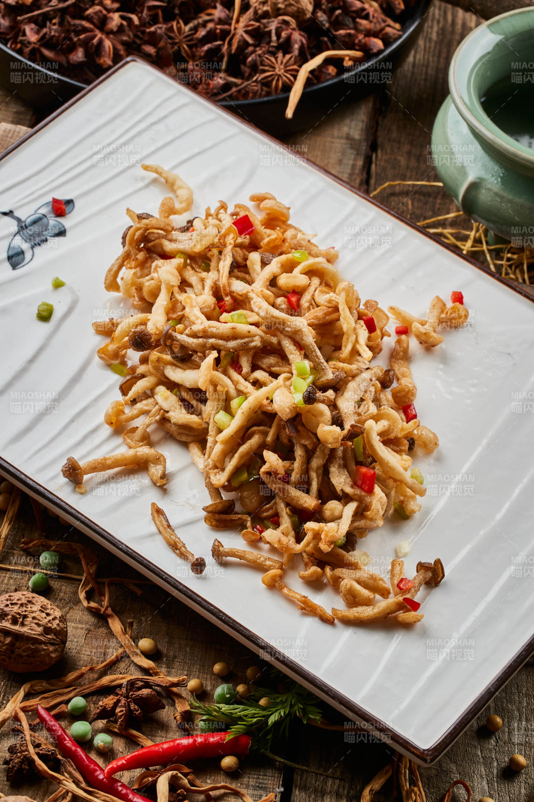陈旧木板上的方瓷盘装的香炸鲜蘑