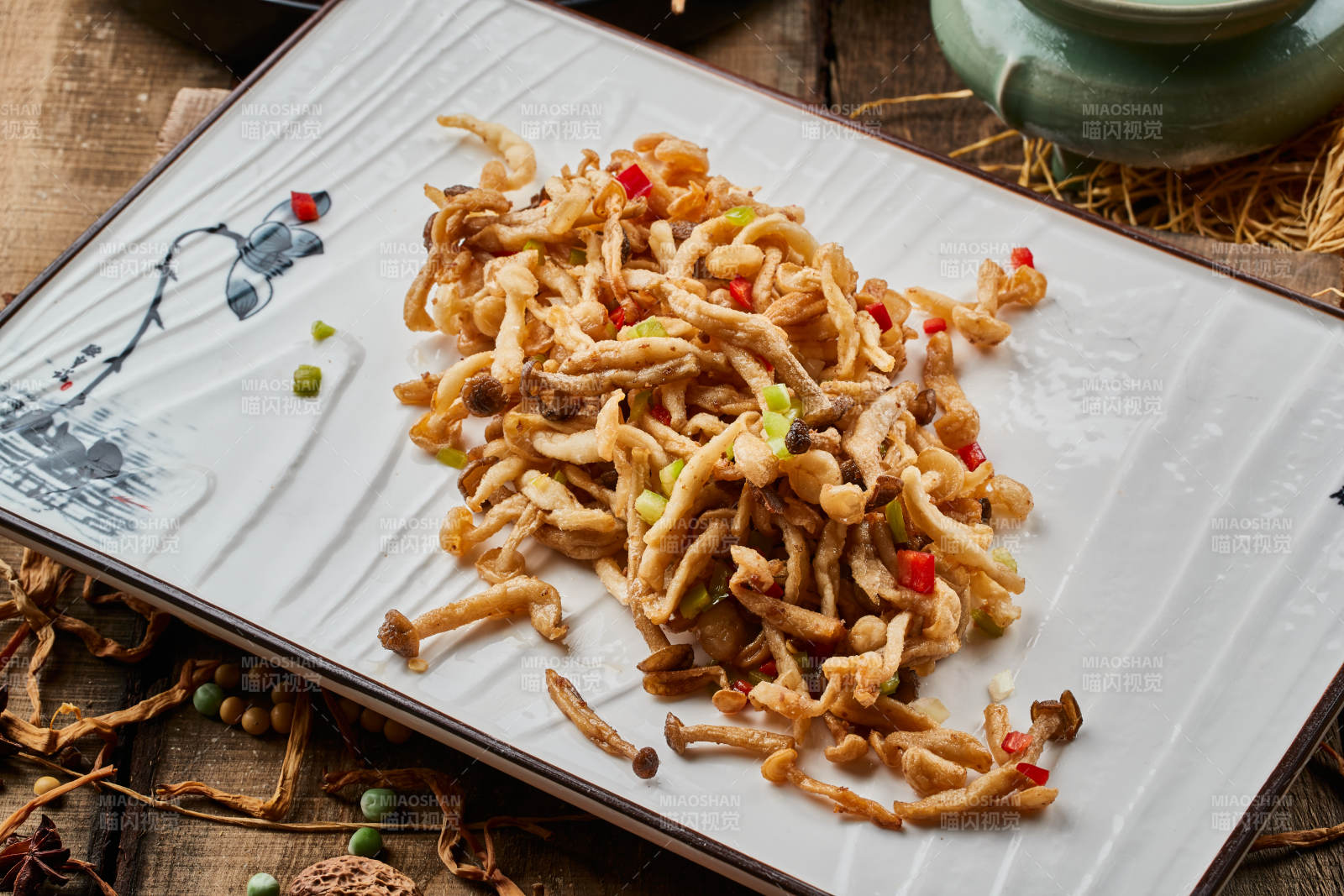 陈旧木板上的方瓷盘装的香炸鲜蘑