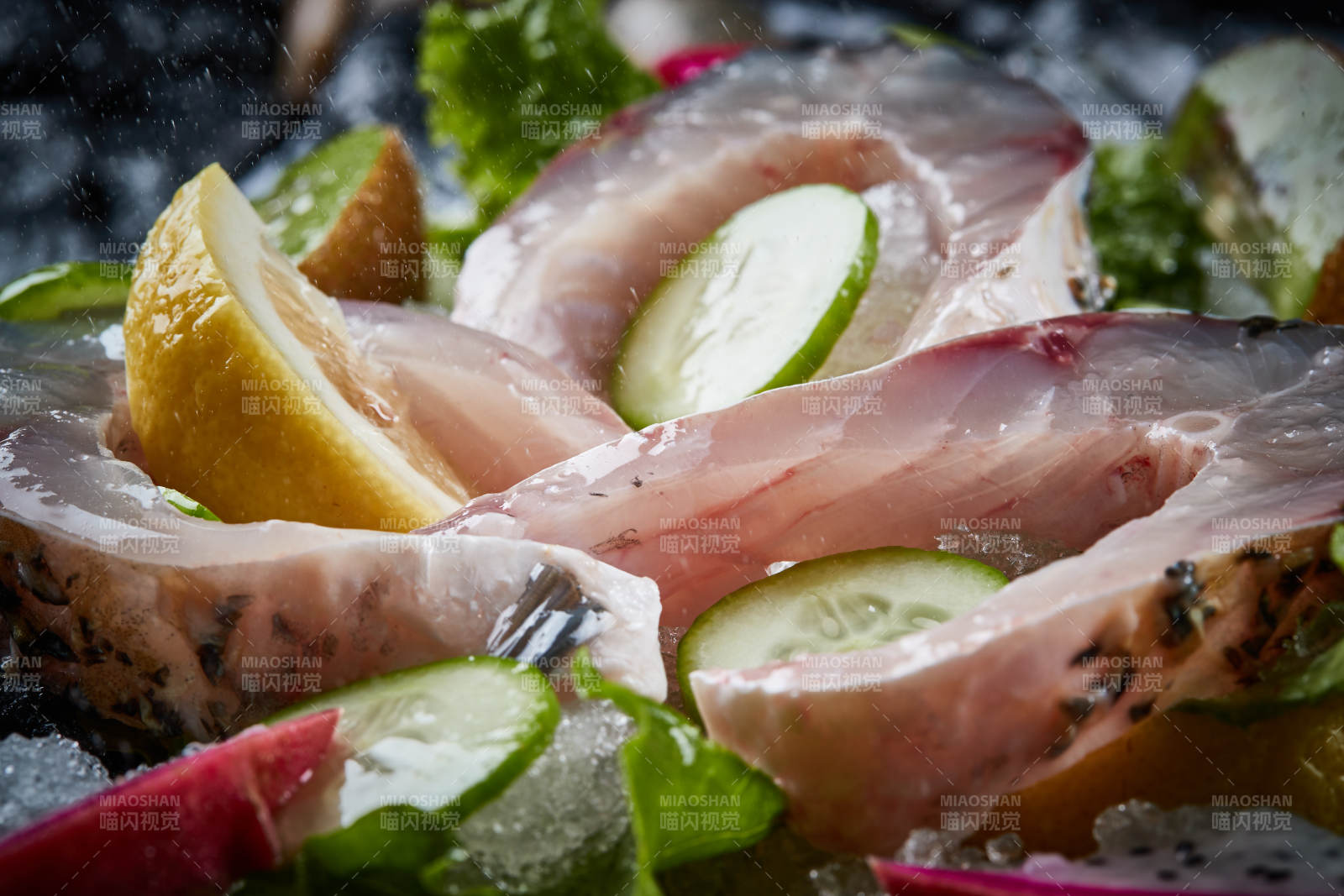 将晶莹白润的鲜鱼片码放在黑色的圆瓷盘上