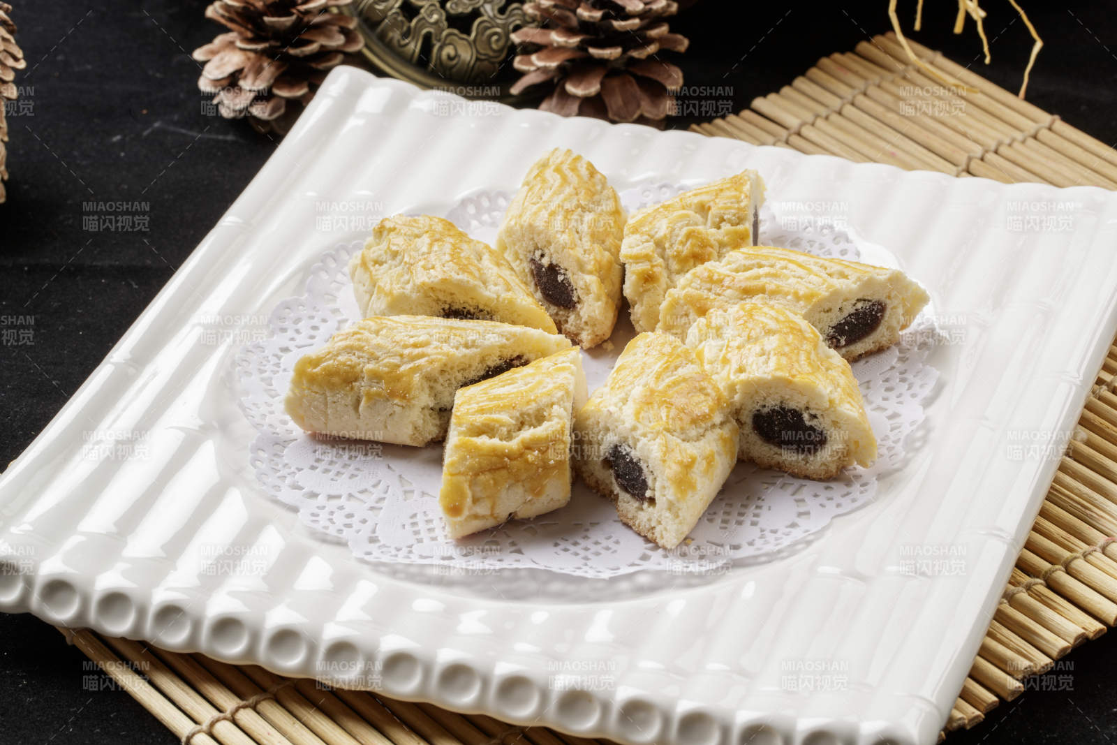 方瓷盘装的枣泥馅烤饼