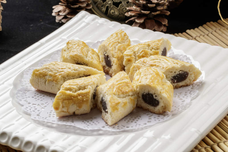 方瓷盘装的枣泥馅烤饼