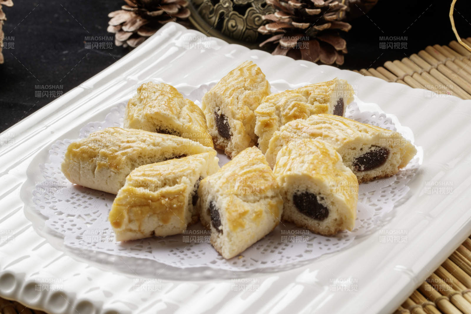 方瓷盘装的枣泥馅烤饼