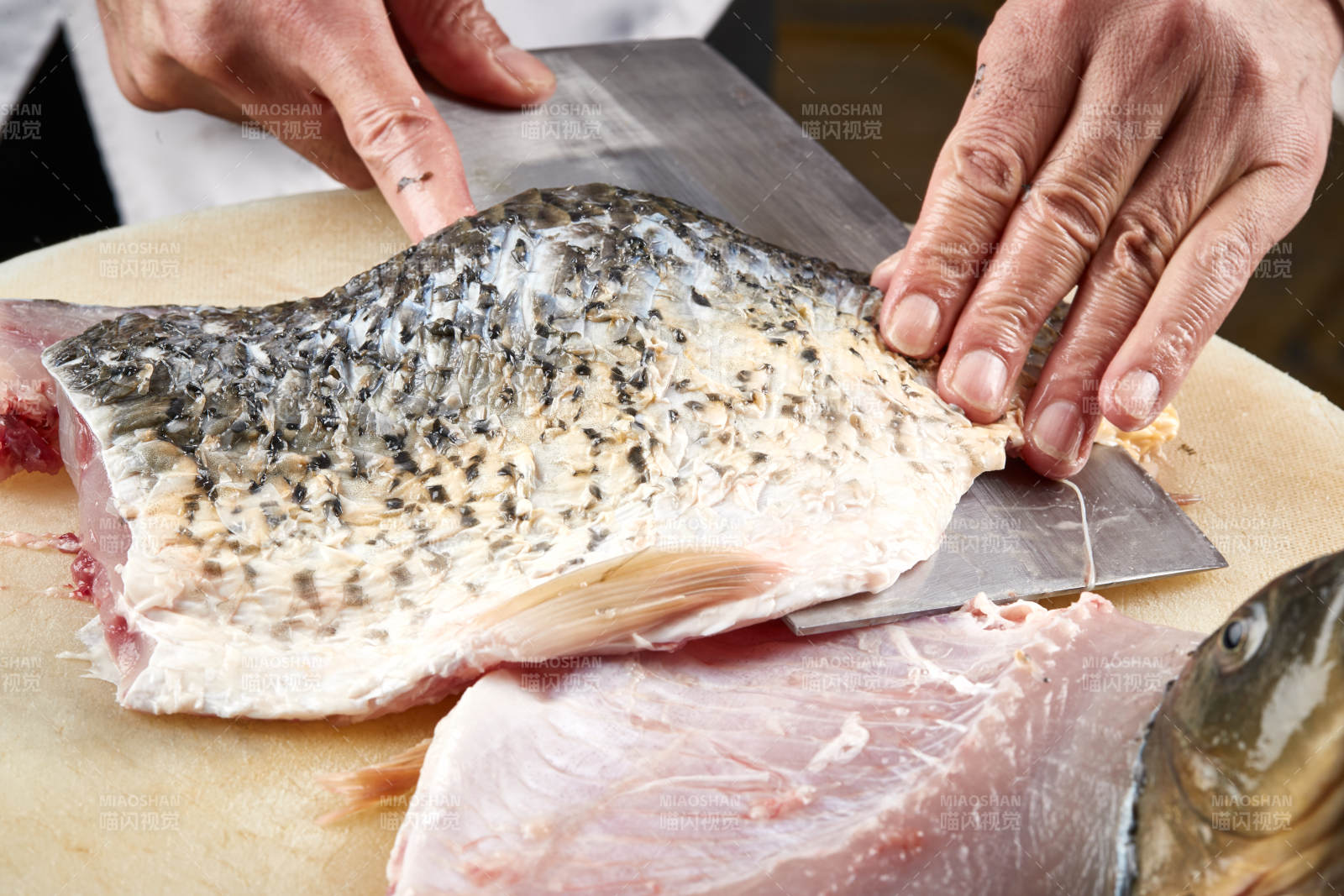 白色砧板上厨师用精湛的刀工展示生鱼片及鲜鱼料理切割分切的刀工