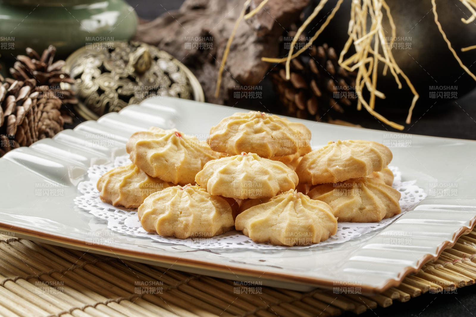 方瓷盘装的现烤曲奇饼