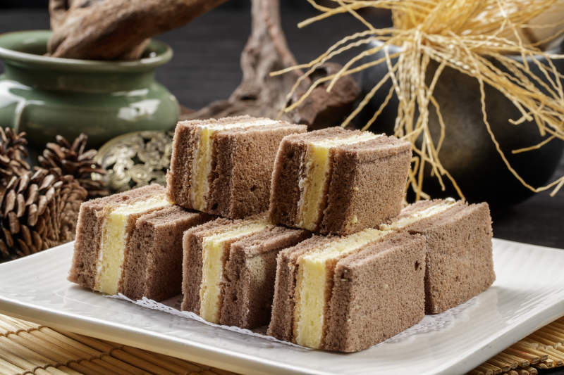 方瓷盘装的双色夹心蛋糕