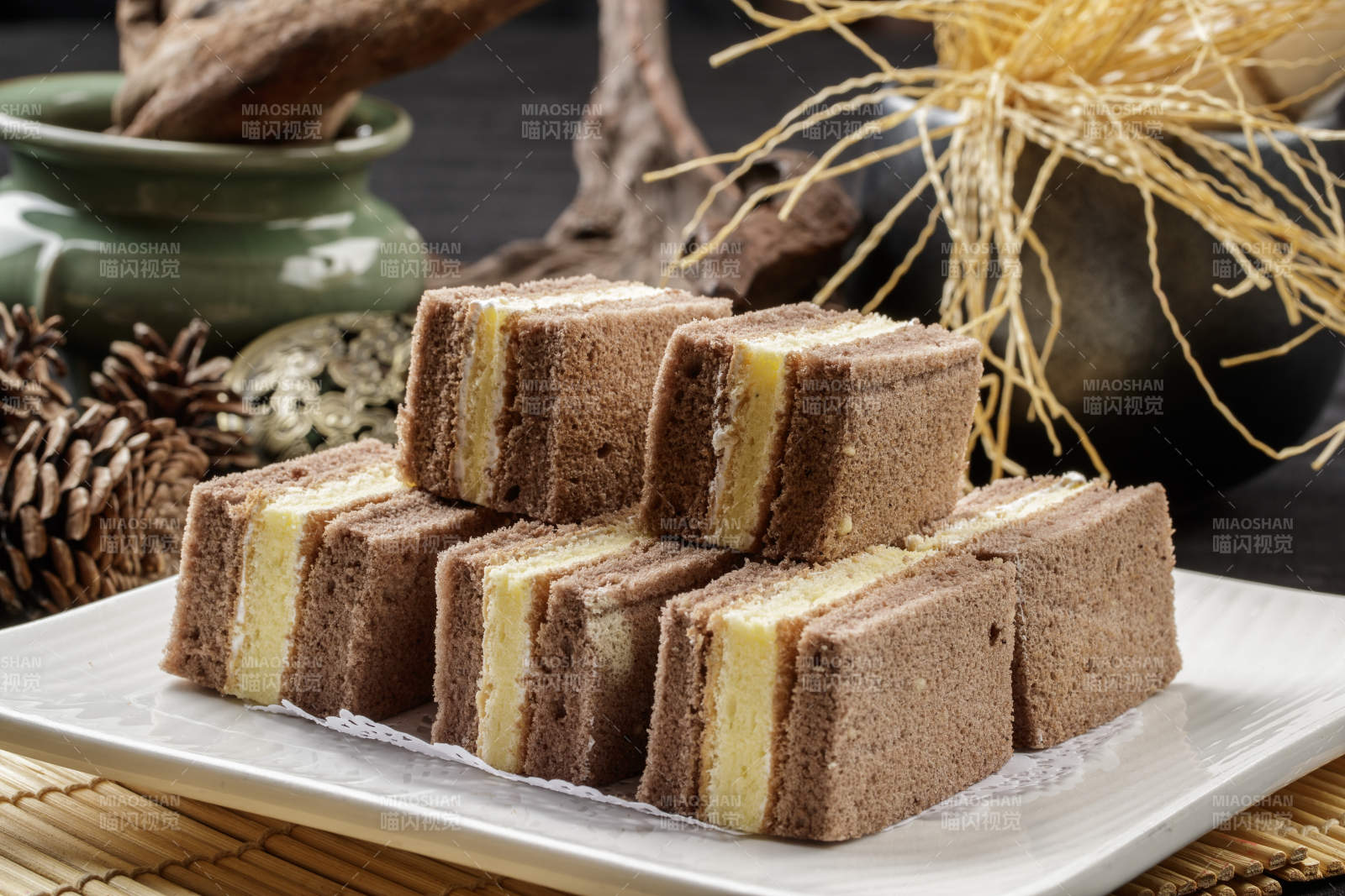 方瓷盘装的双色夹心蛋糕