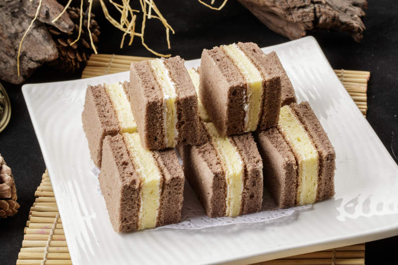 方瓷盘装的双色夹心蛋糕