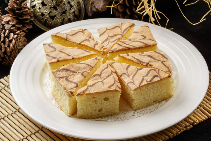 圆瓷盘装的松软清蛋糕