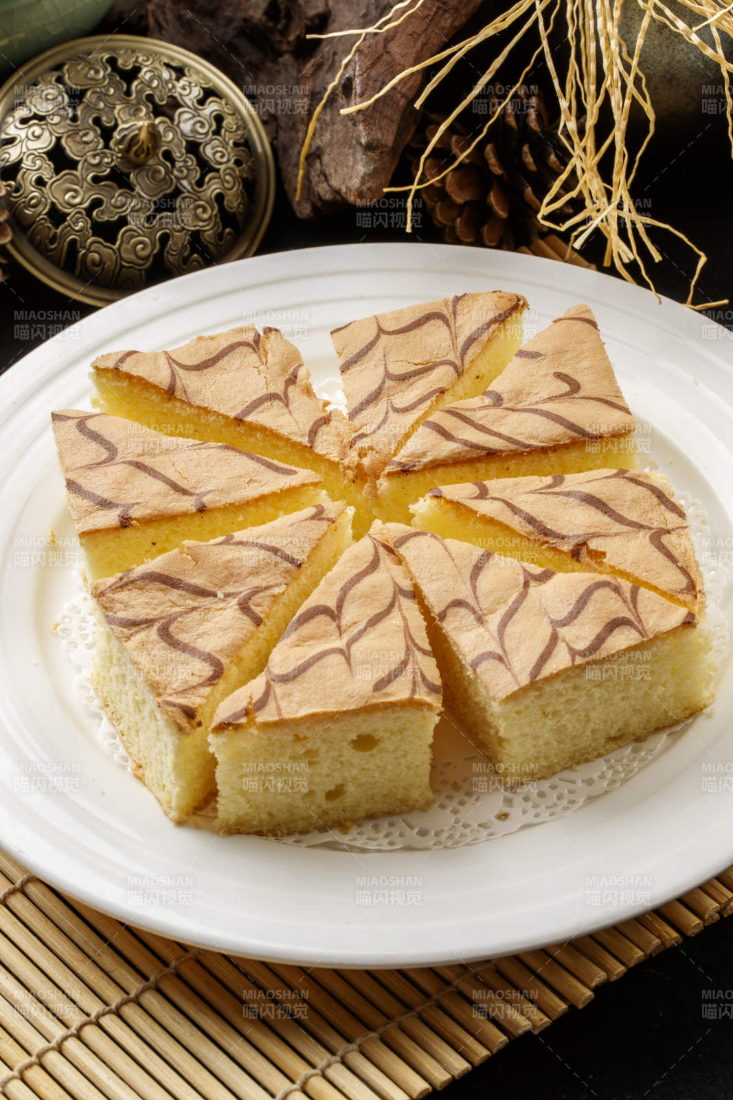 圆瓷盘装的松软清蛋糕