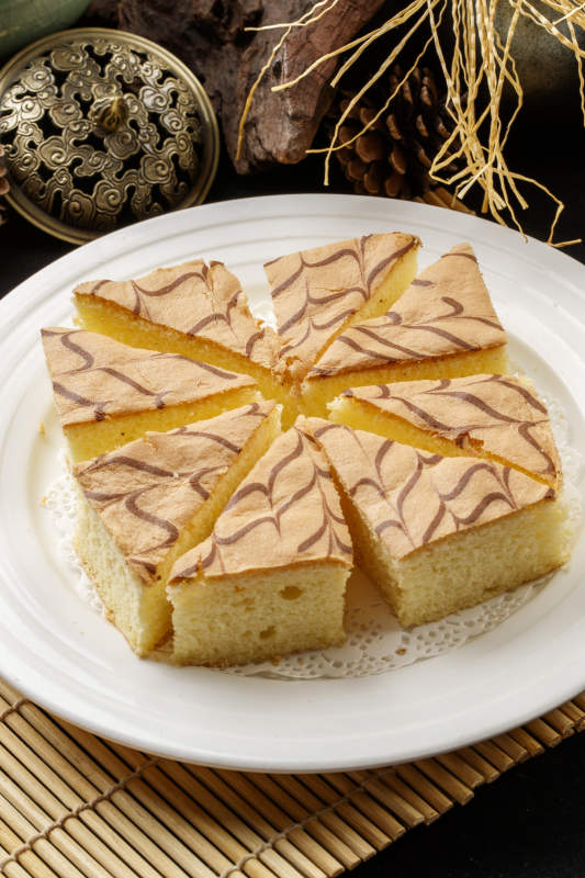 圆瓷盘装的松软清蛋糕