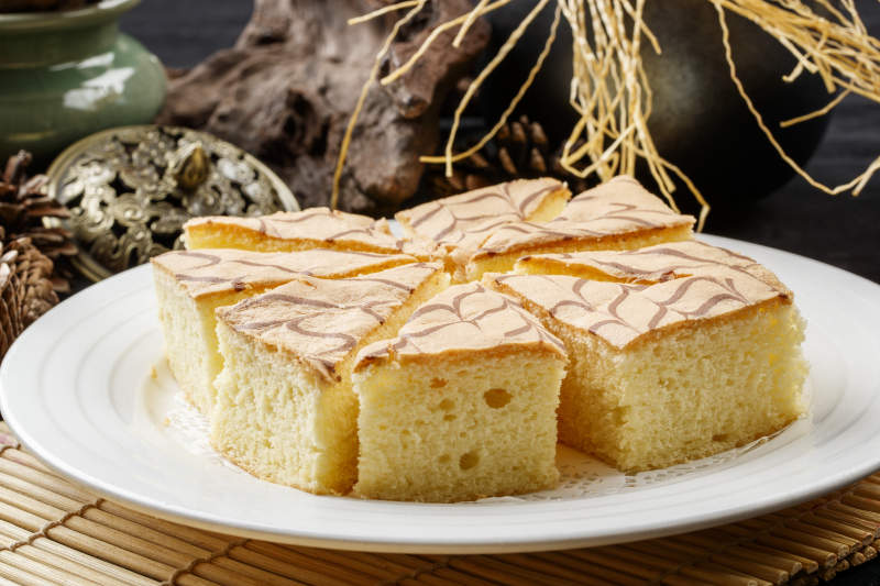 圆瓷盘装的松软清蛋糕