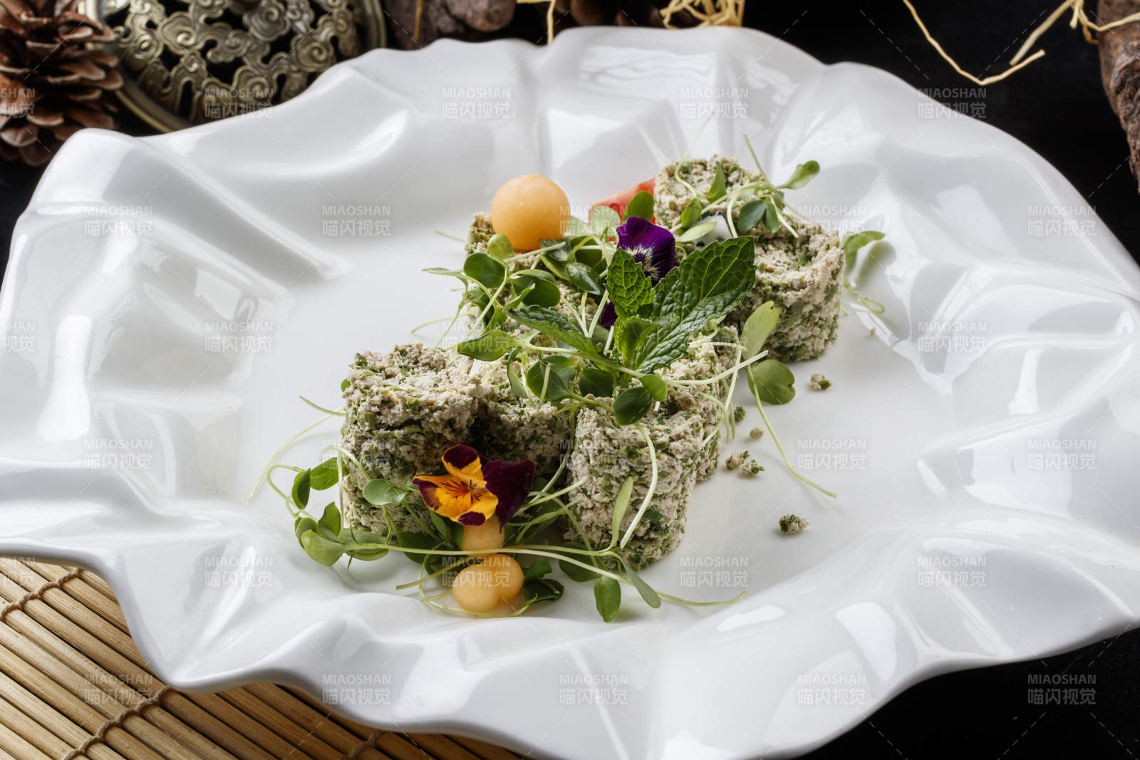 壽司簾上的花邊瓷盤裝的香椿苗麻豆腐