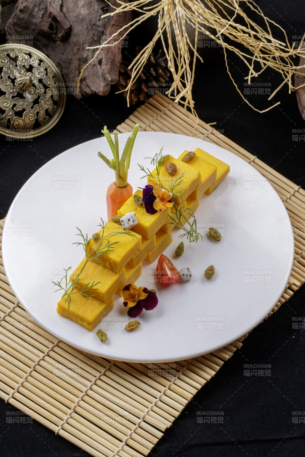 寿司帘上的圆瓷盘装的豌豆黄