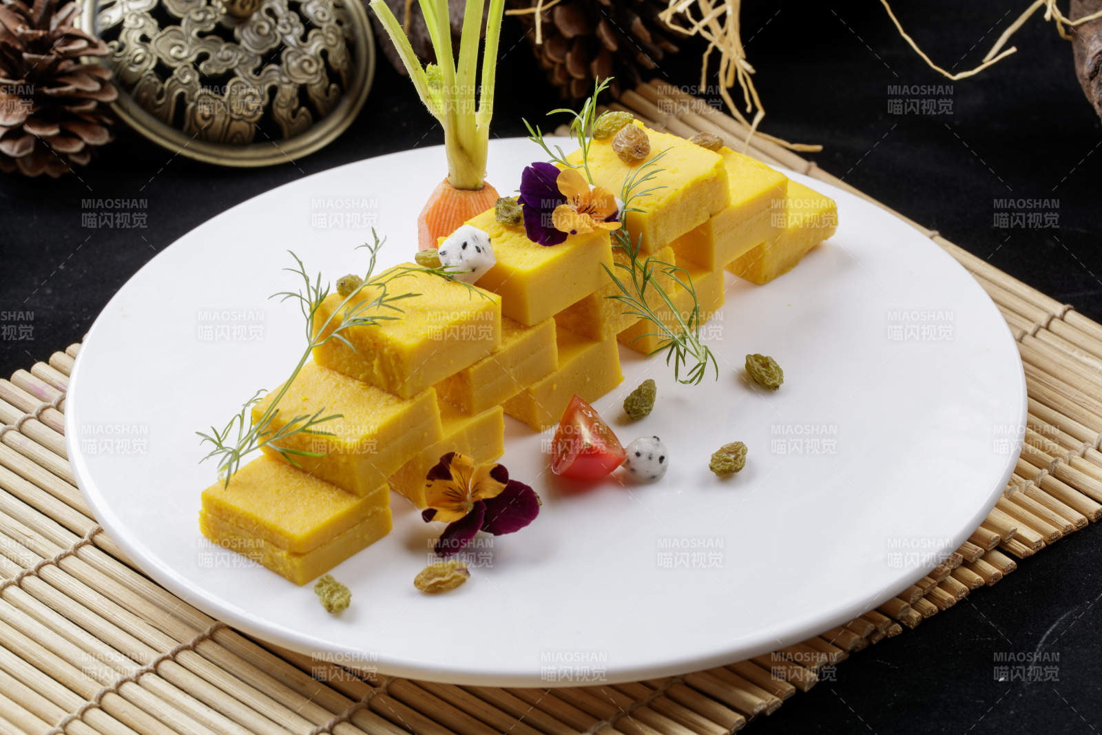 寿司帘上的圆瓷盘装的豌豆黄