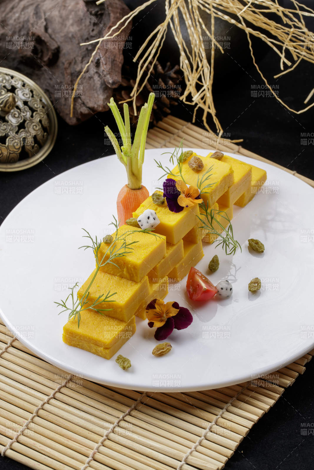 寿司帘上的圆瓷盘装的豌豆黄