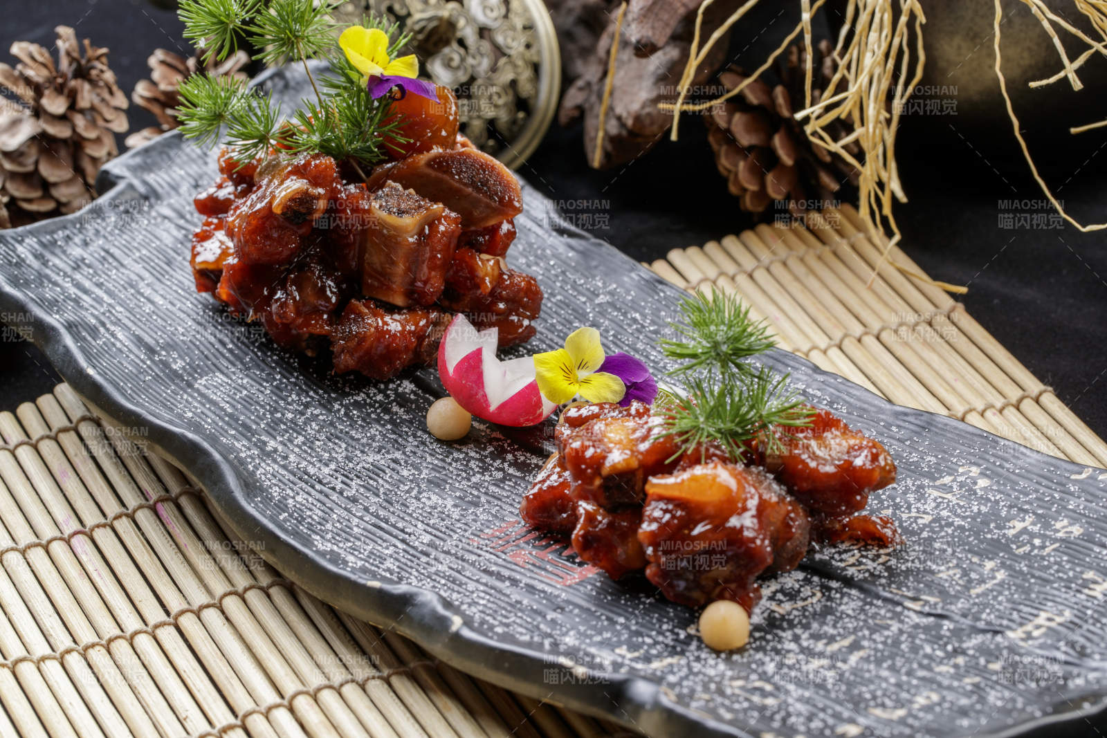 寿司帘上的黑石板装的蜜汁小排