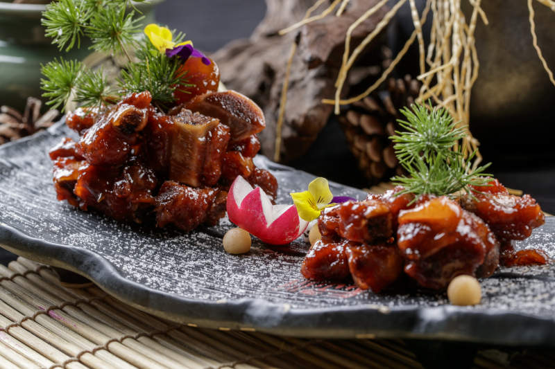 寿司帘上的黑石板装的蜜汁小排