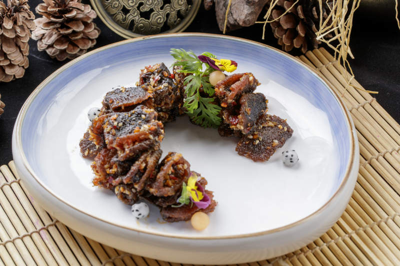 青蓝圆瓷盘装的香辣风干牛腱