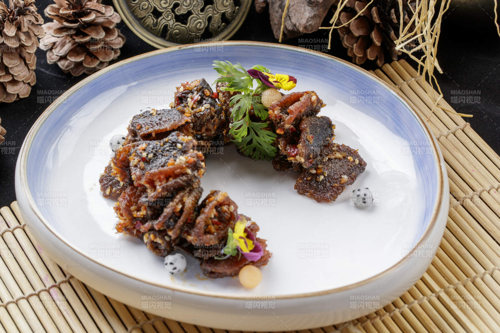 青蓝圆瓷盘装的香辣风干牛腱