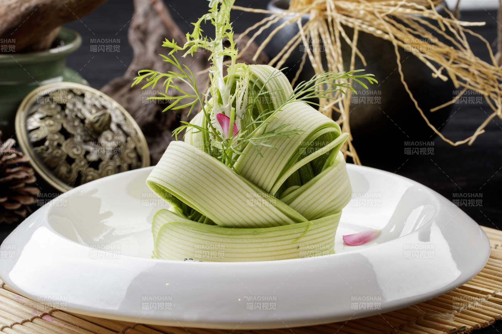 圆瓷盘装的浇汁瓜丝-摄影图