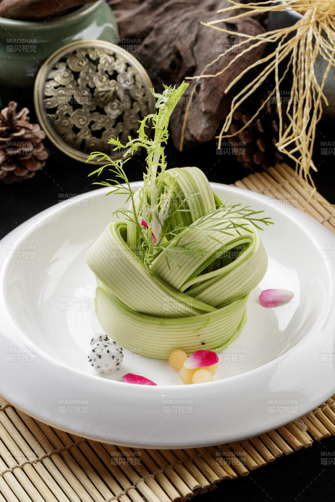 圆瓷盘装的浇汁瓜丝-摄影图