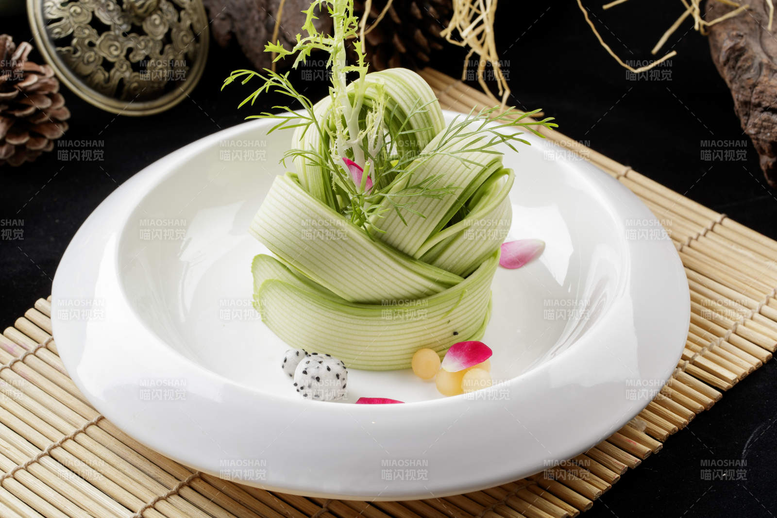 圆瓷盘装的浇汁瓜丝-摄影图