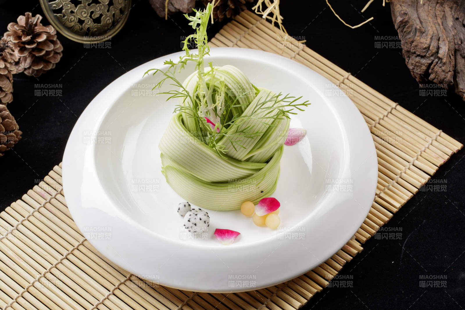 圆瓷盘装的浇汁瓜丝-摄影图