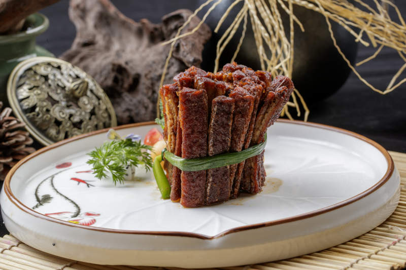 白色瓷盤裝的醬香小酥肉