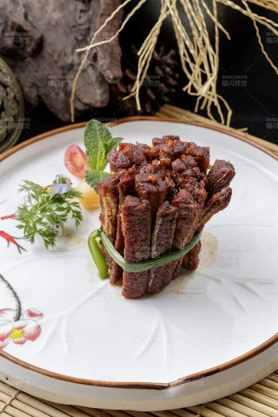 白色瓷盤裝的醬香小酥肉