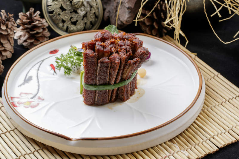 白色瓷盤裝的醬香小酥肉