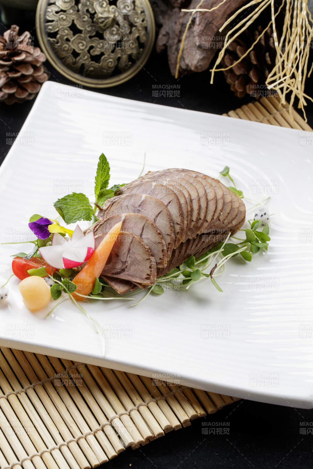 壽司簾上的方瓷盤裝的五香牛腱