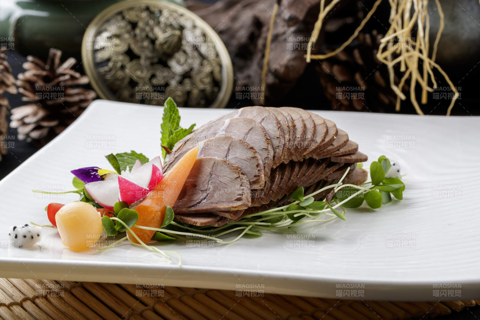 壽司簾上的方瓷盤裝的五香牛腱