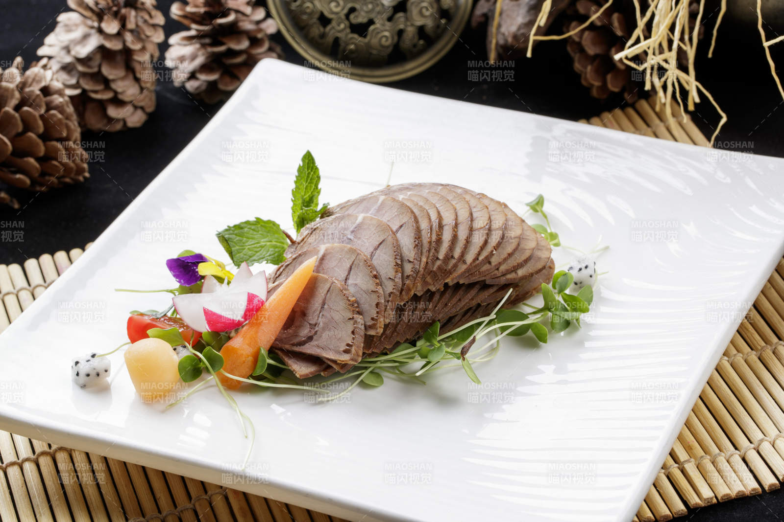 壽司簾上的方瓷盤裝的五香牛腱