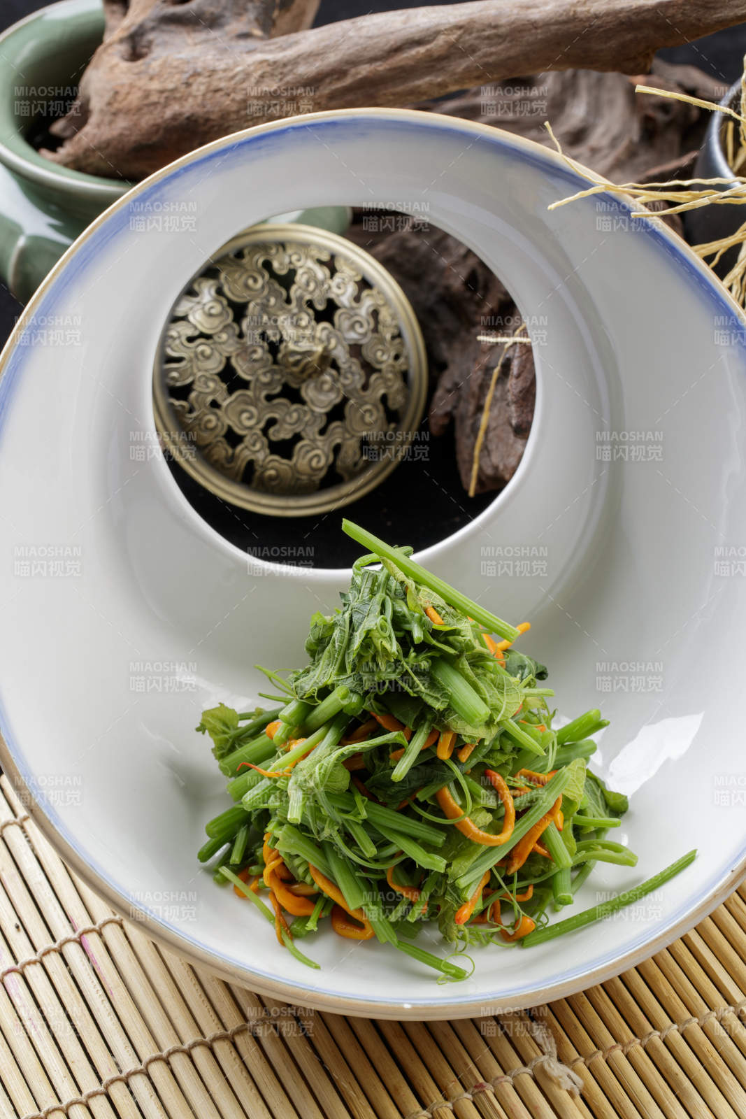 异形瓷盘装的虫草花蕨菜-摄影图