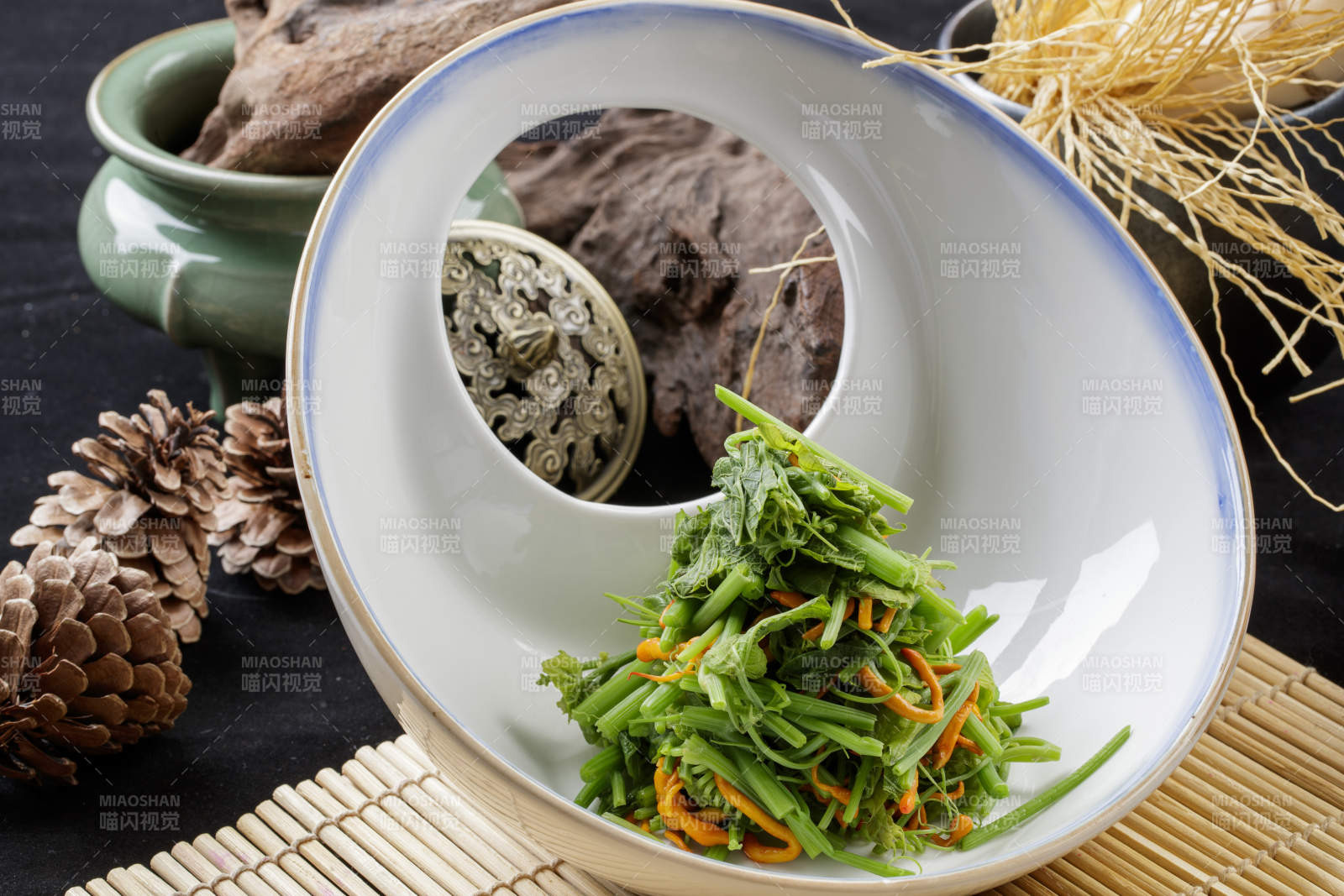 异形瓷盘装的虫草花蕨菜-摄影图