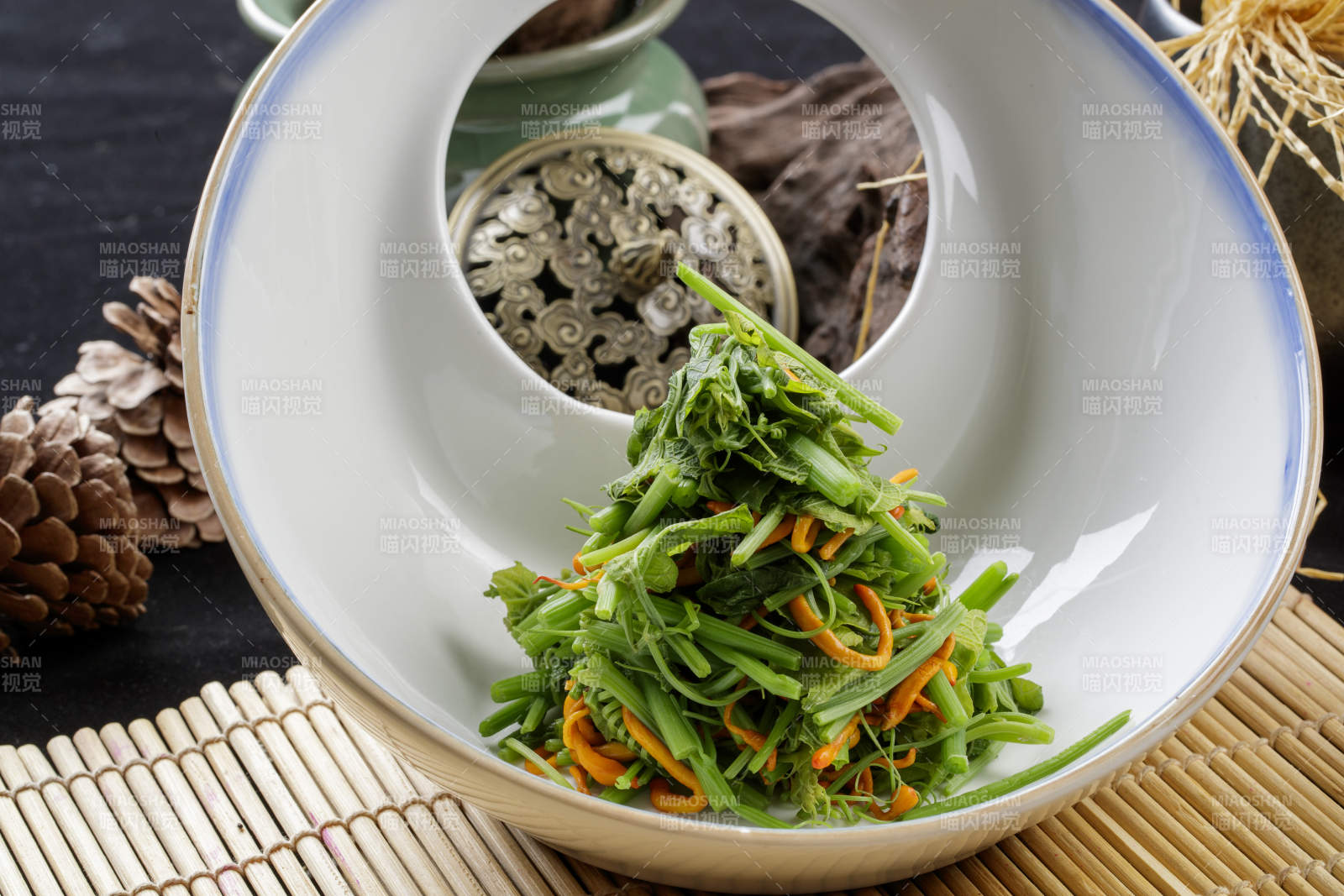 异形瓷盘装的虫草花蕨菜-摄影图