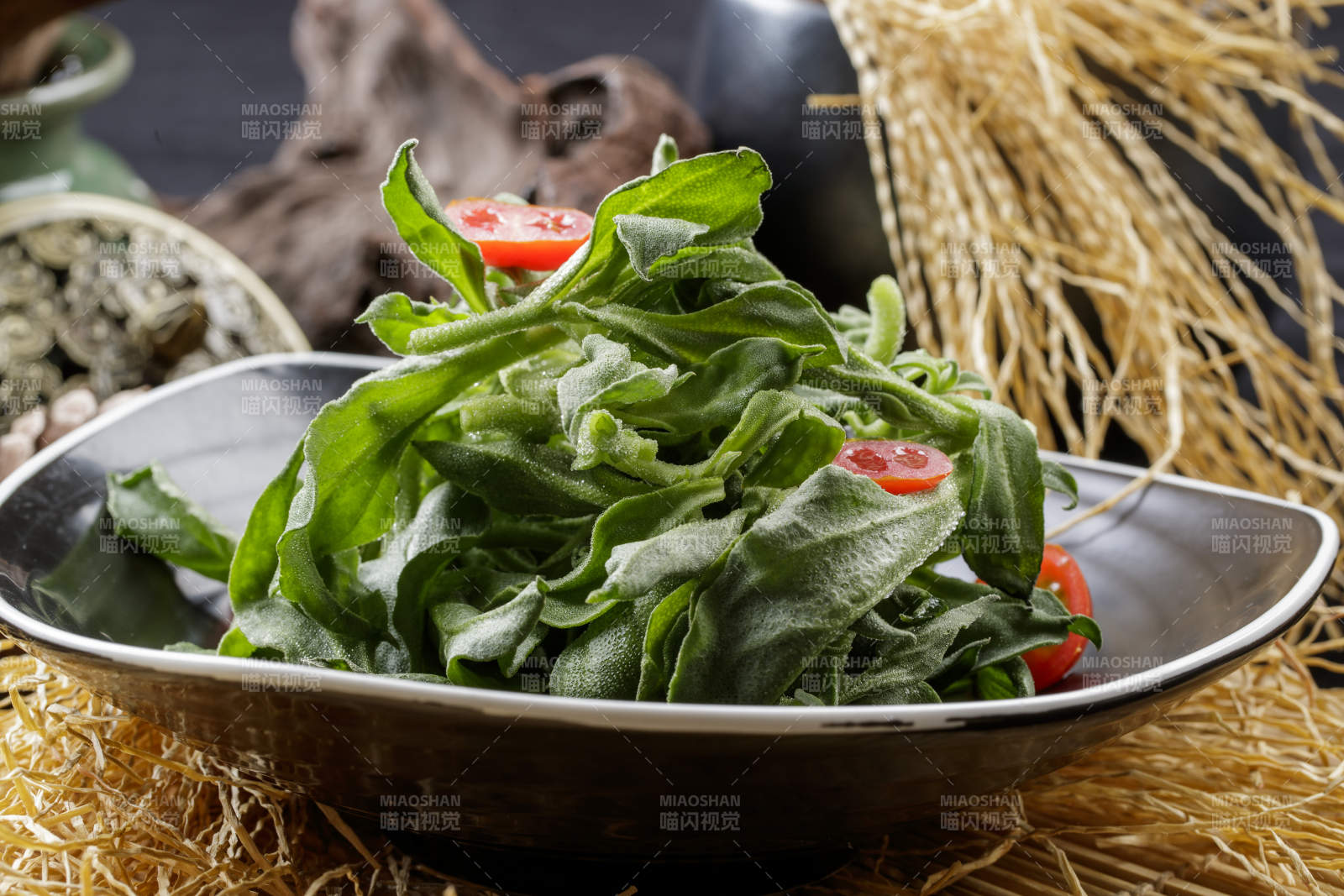 寿司帘上的圆瓷盘装的凉拌穿心莲