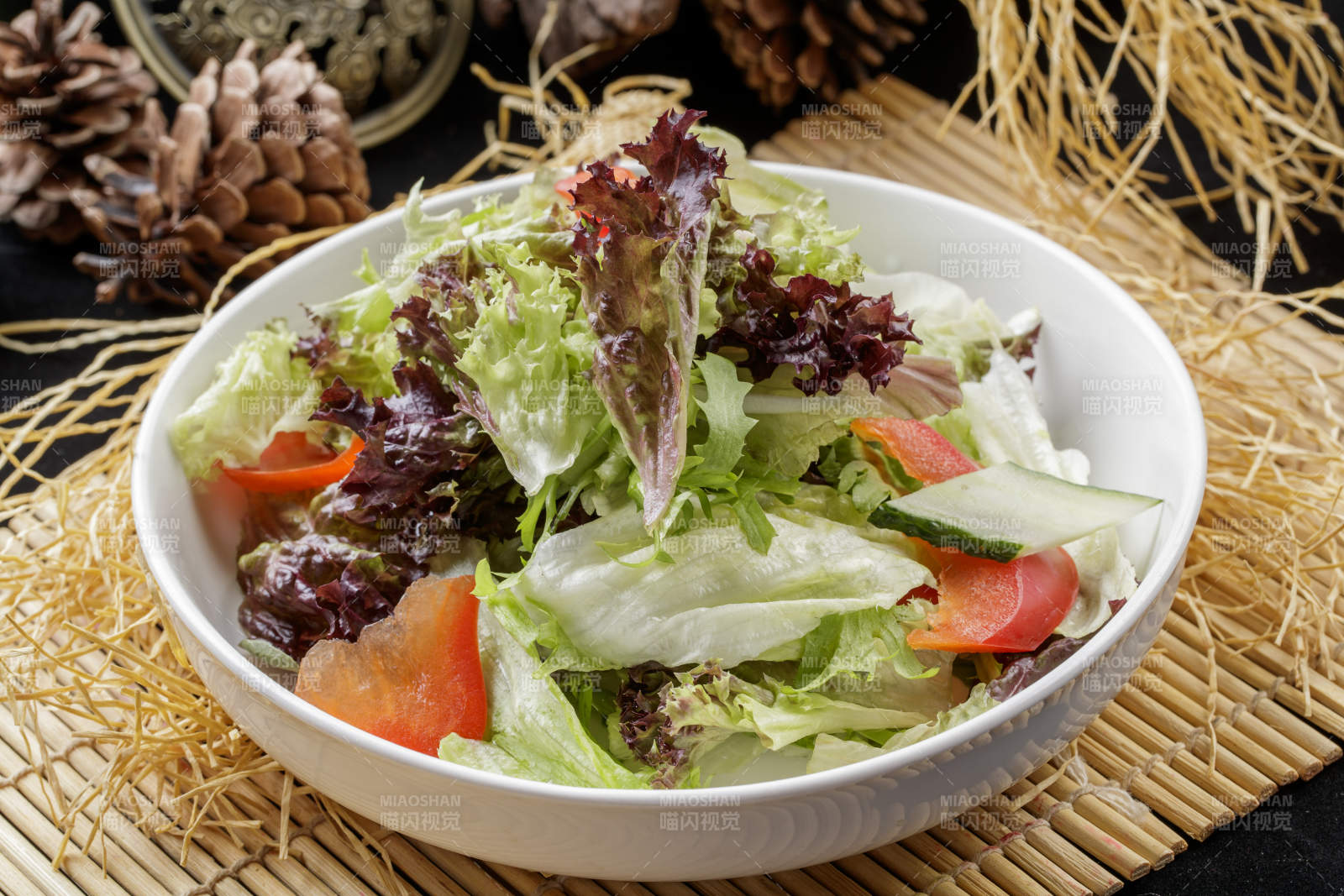 寿司帘上的圆瓷盘装的农家拌菜图片